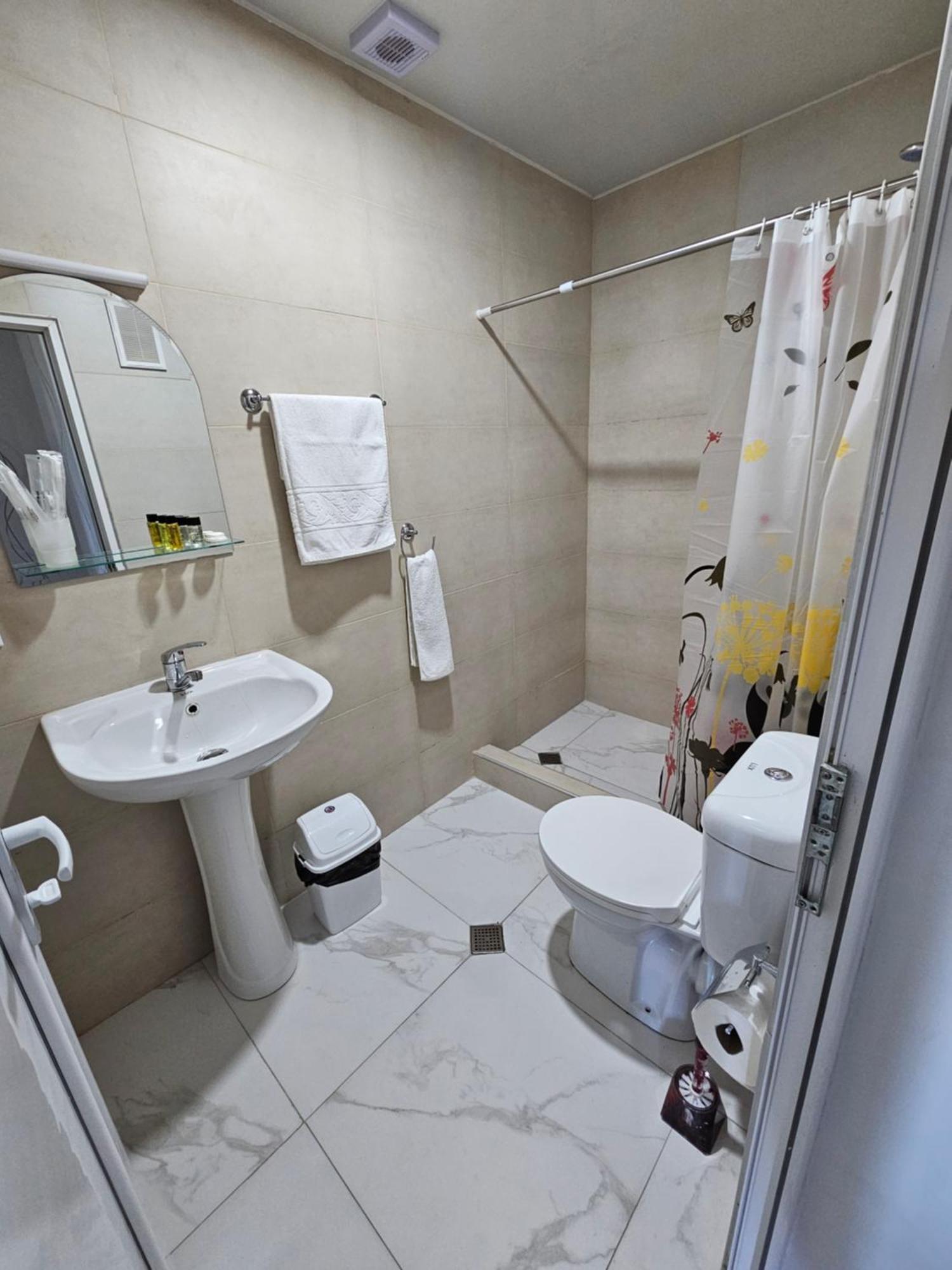 Hilltop Guest House קוטאיסי מראה חיצוני תמונה